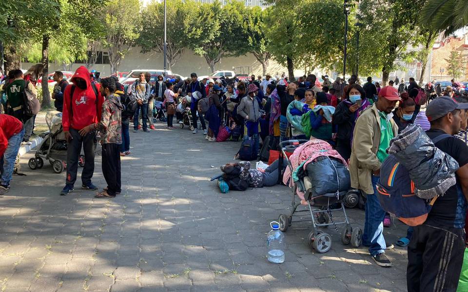 Pasa por la capital de Puebla caravana migrante rumbo a la CDMX